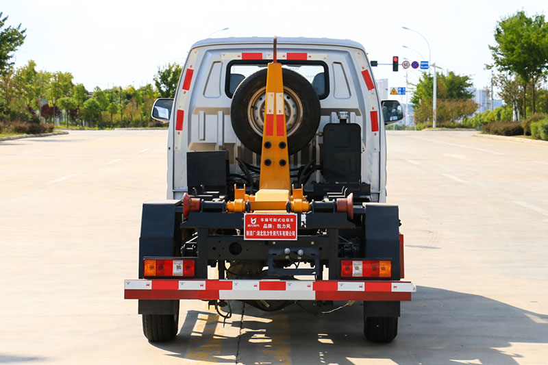 東風小康勾臂垃圾車（后單輪）3方生活垃圾箱