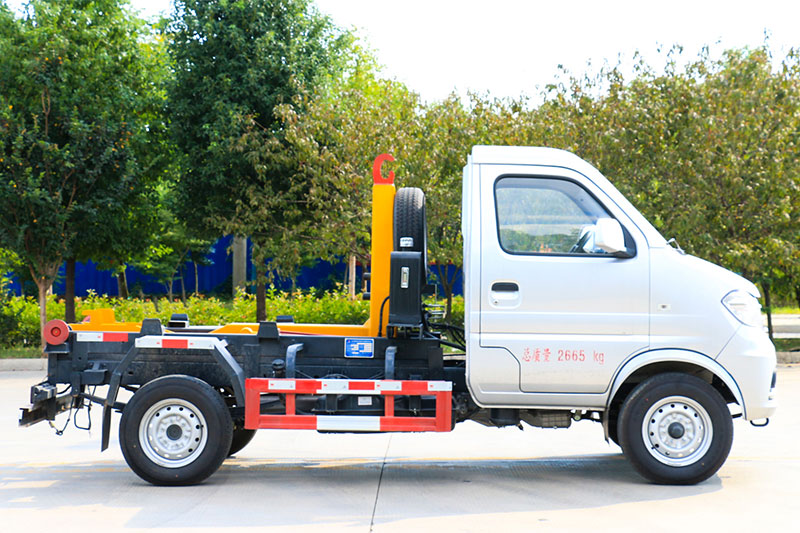東風小康勾臂垃圾車（后單輪）3方生活垃圾箱