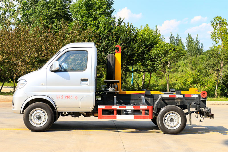 東風小康勾臂垃圾車（后單輪）3方生活垃圾箱