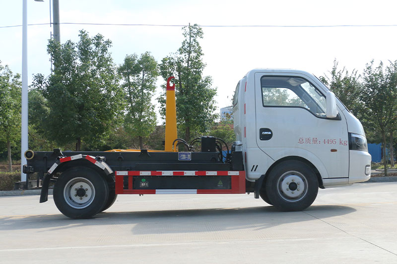 東風(fēng)電動勾臂垃圾車 3方生活垃圾箱