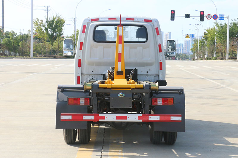東風(fēng)電動勾臂垃圾車 3方生活垃圾箱