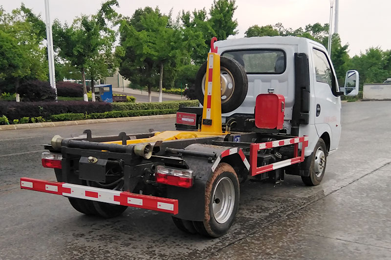 東風途逸勾臂垃圾車 3方生活垃圾箱