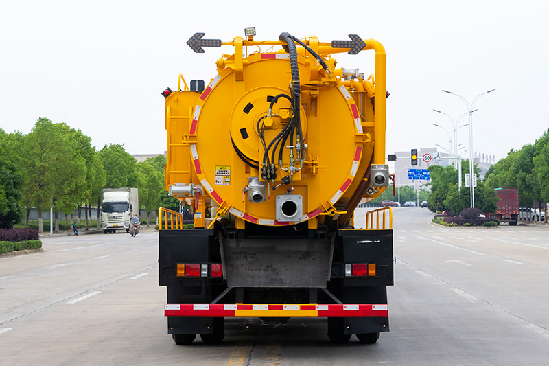 重汽豪曼清洗吸污車（水箱邊掛）4方清水箱9方污水箱
