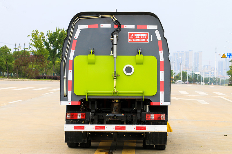 東風(fēng)長(zhǎng)安掃路車1.5方垃圾箱 0.5方清水箱