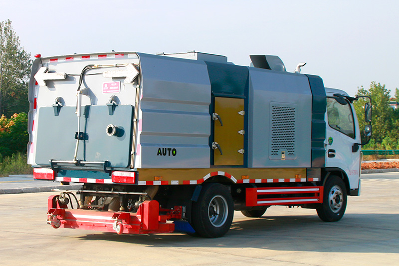 東風小多利卡后置吸塵車   4方垃圾箱 1方清水箱