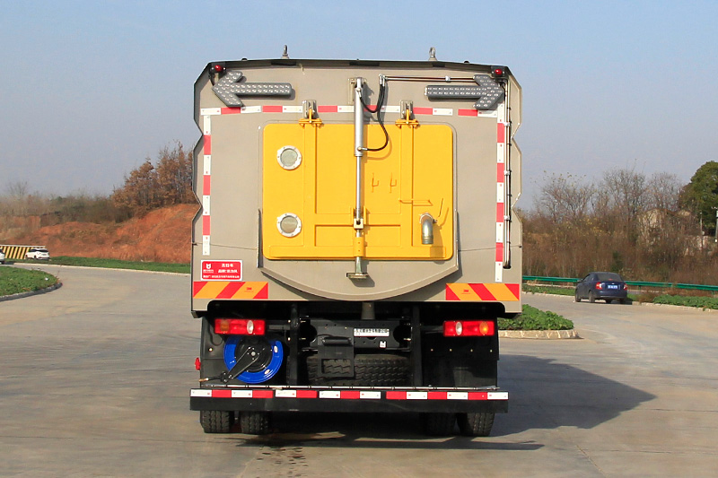 東風柳汽洗掃車   7垃圾箱  9方清水箱