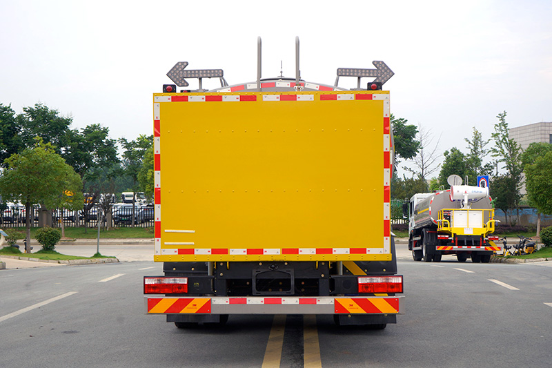 東風(fēng)D9多功能防撞緩沖車